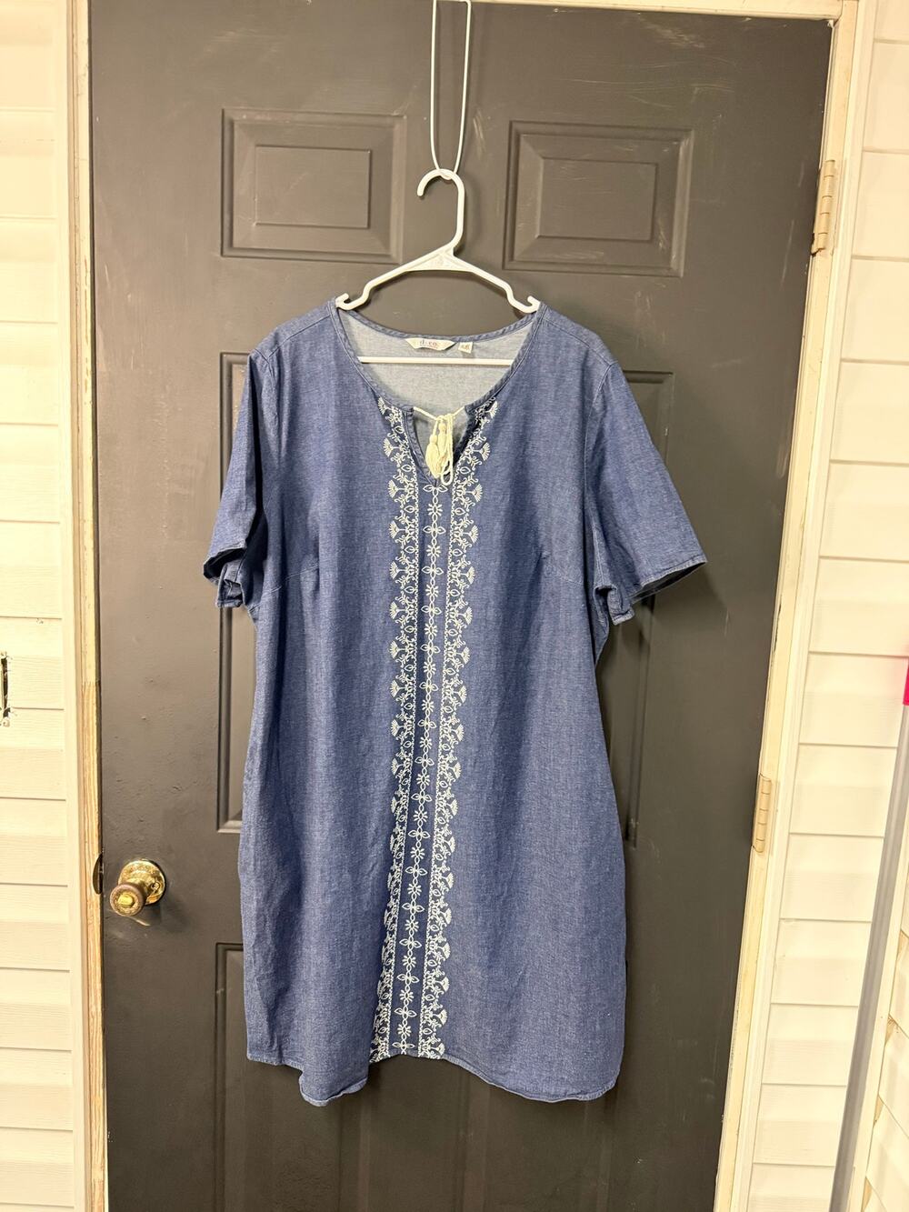 Denim & Company blue chambray short-sleeve shift dress Embroidered. Size 2XL